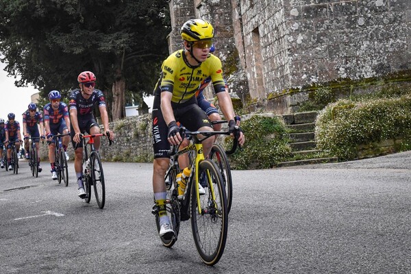 Tijmen Graat sterk in winderige Bretagne Classic